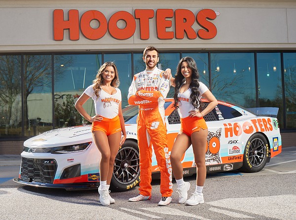 Hooters Invites Fans to Rev Up Support for Chase Elliott at 2022 NASCAR Cup Series Championship Race