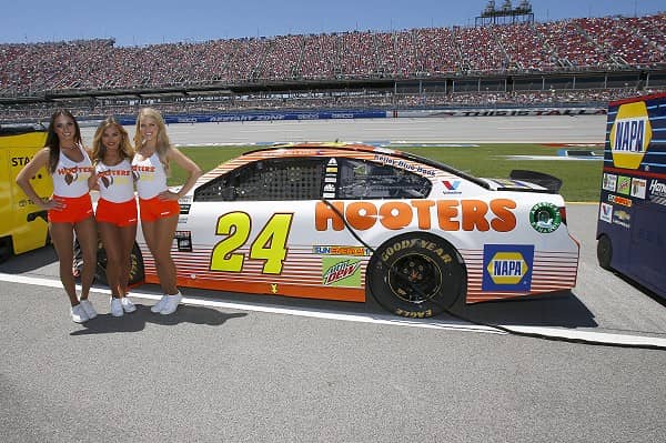 Hooters Returns to Track as Chase Elliott’s Primary Sponsor for November Races