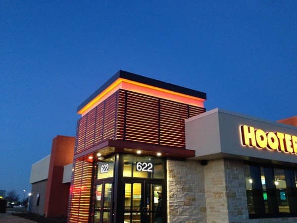 New Hooters of Cedar Hill Opens, Features Large Patio